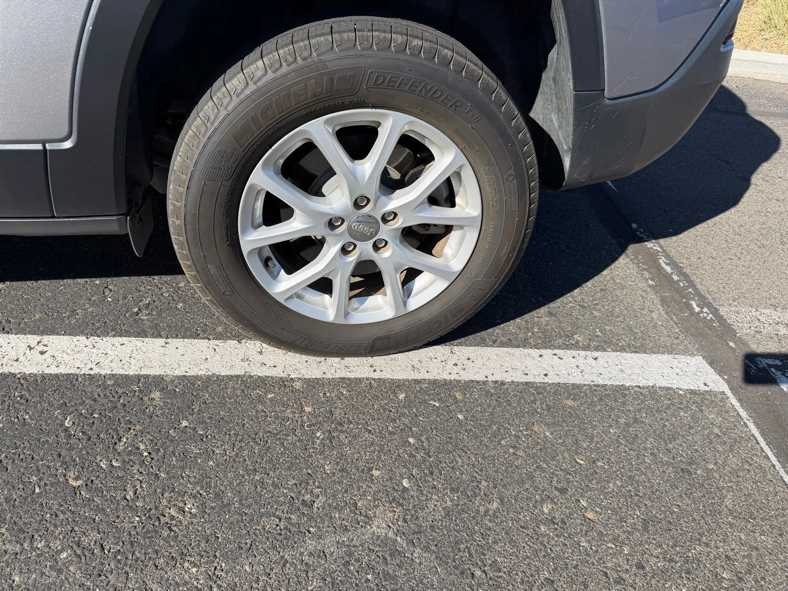 Used 2018 Silver Jeep Latitude Plus image 6