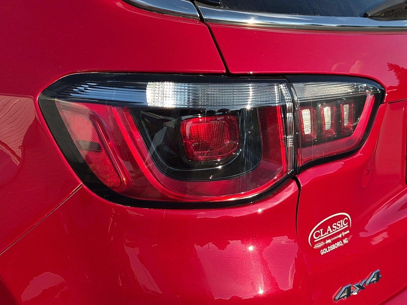 Used 2023 Redline Pearlcoat Jeep Latitude Lux image 11