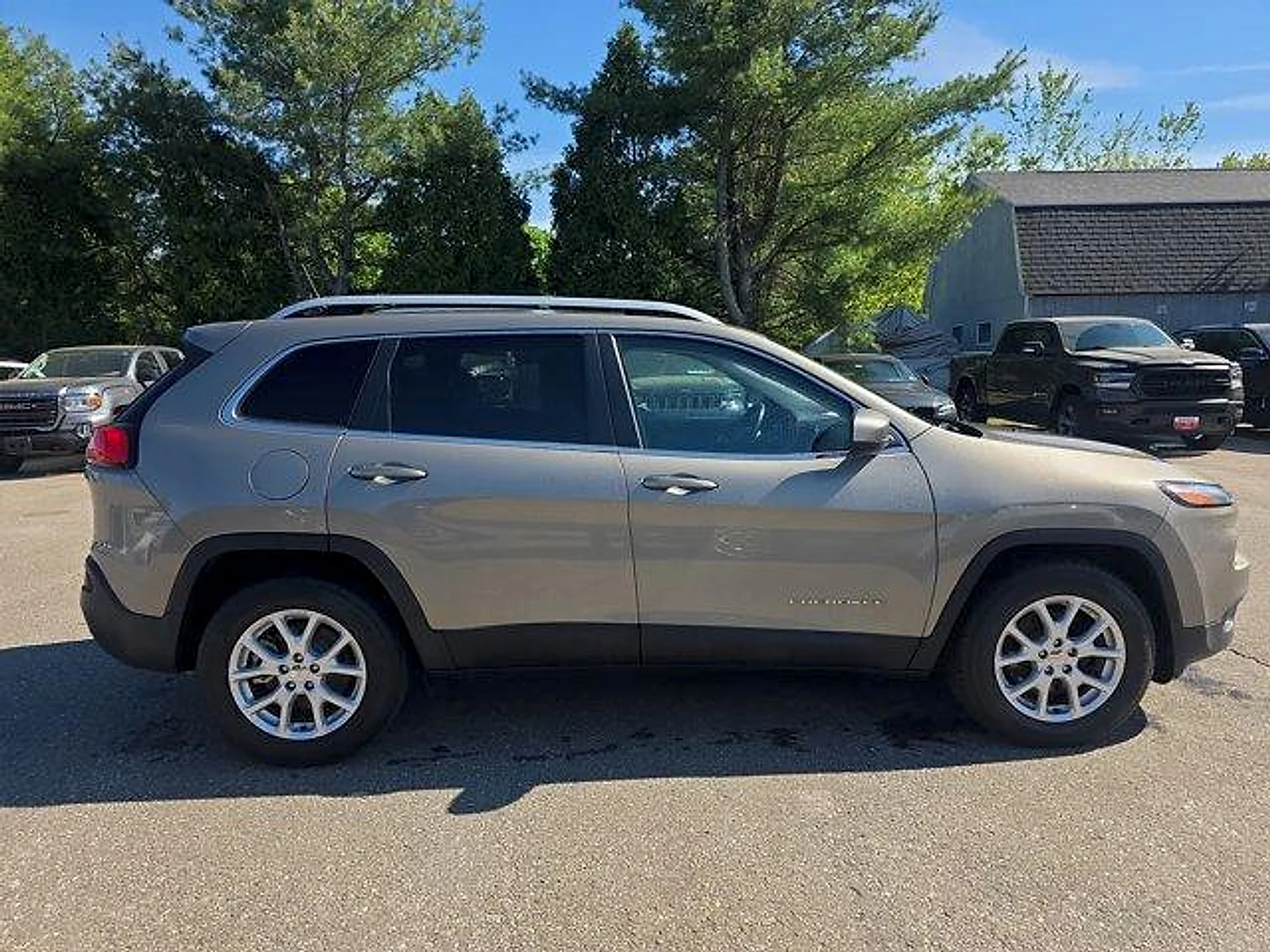 Used 2017 Light Brownstone Pearlcoat Jeep Latitude 4x4 image 6