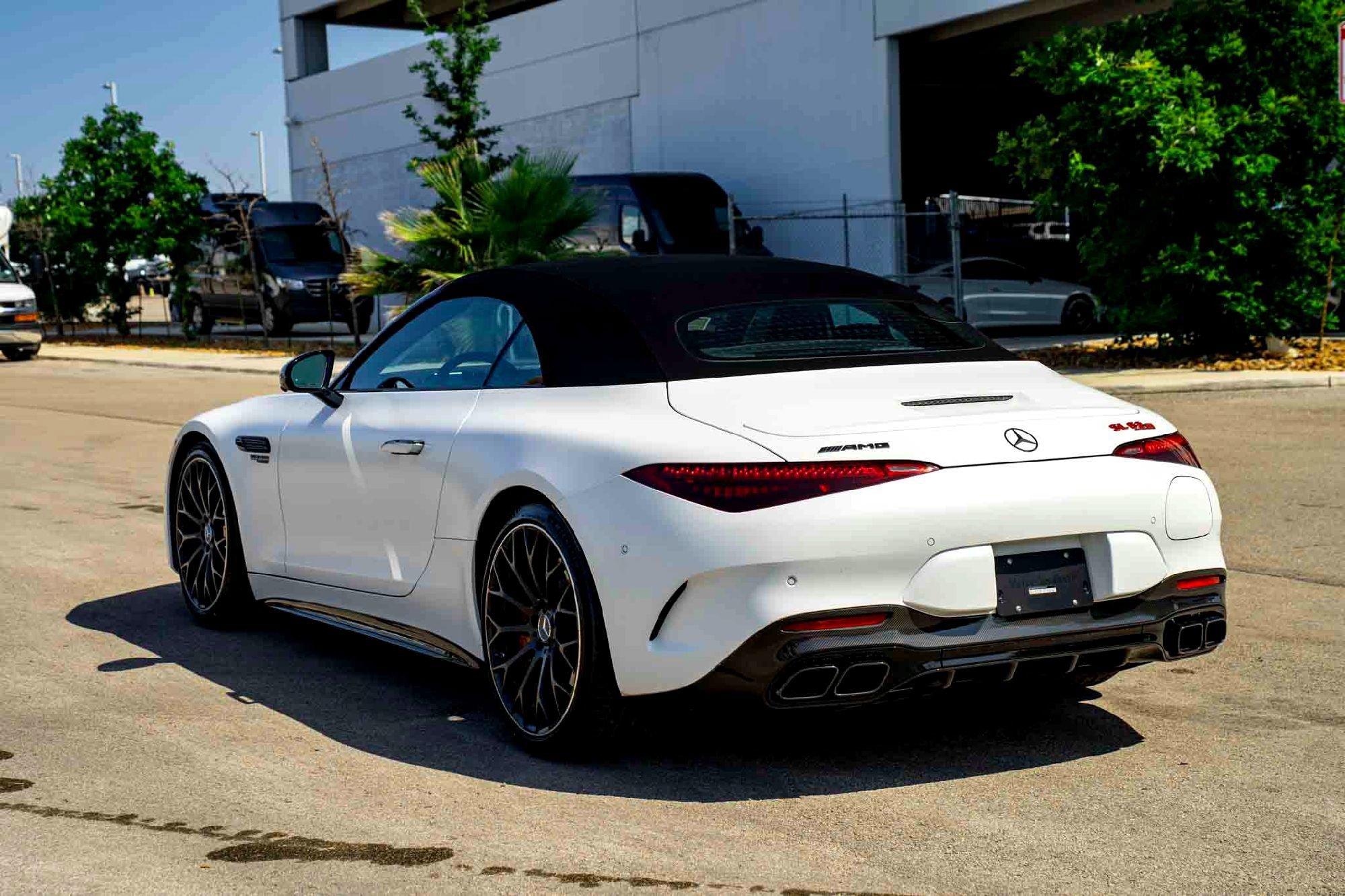New 2026 MANUFAKTUR Moonlight White Magno Mercedes-Benz AMG® SL 63 S E Performance Roadster image 5