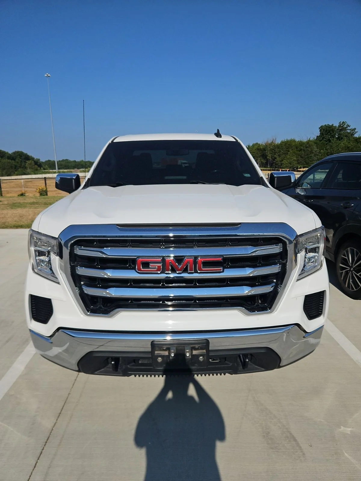 Used 2022 Summit White GMC SLE image 1