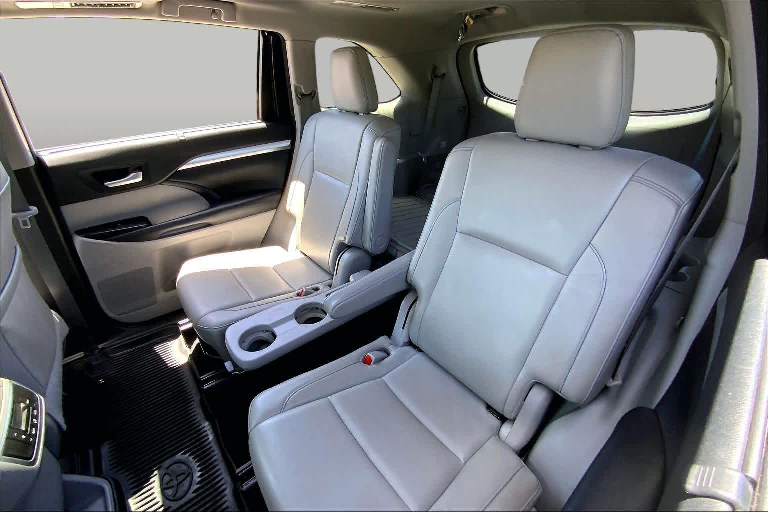 Used 2018 Celestial Silver Metallic Toyota XLE image 21