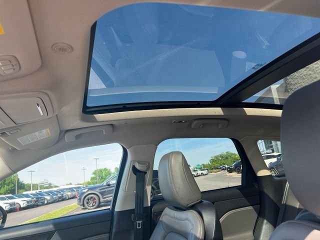 Used 2023 White Lincoln Standard image 9