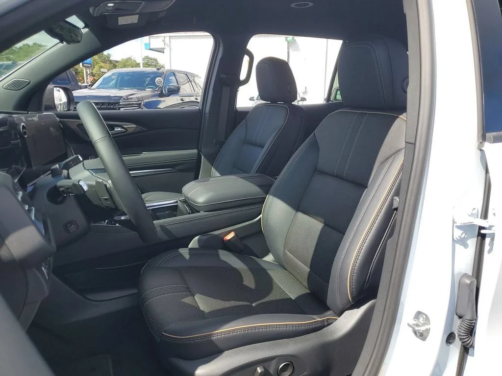 New 2026 Polar White Tricoat Chevrolet High Country image 25