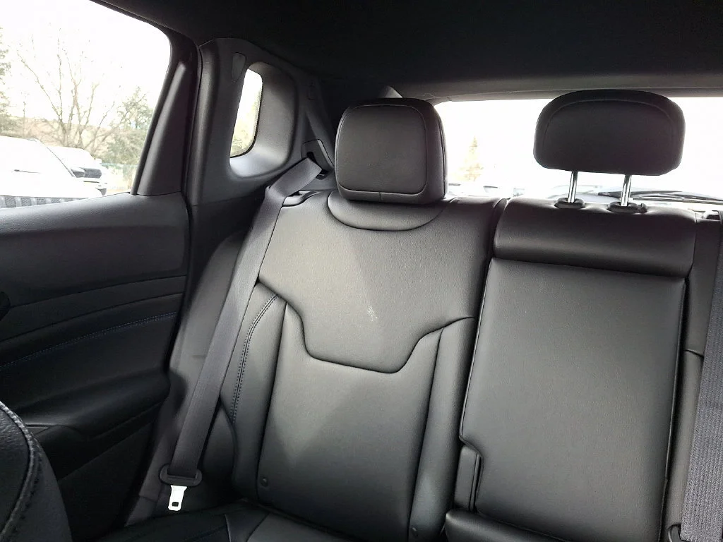 New 2026 Diamond Black Crystal Pearl-Coat Exterior Paint Jeep Limited Altitude image 13