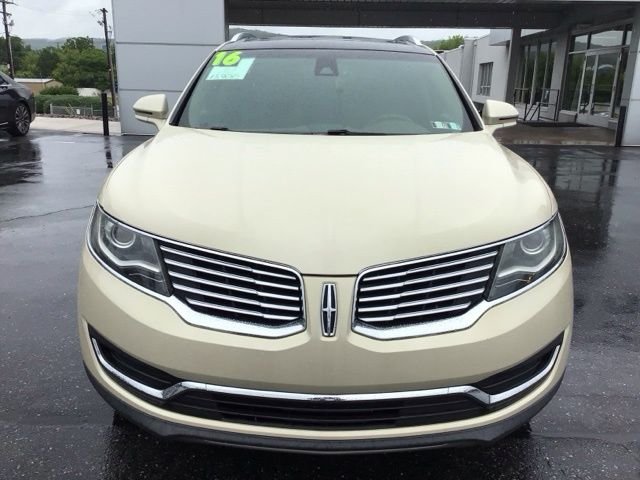 Used 2016 Platinum Dune Metallic Lincoln Reserve image 3