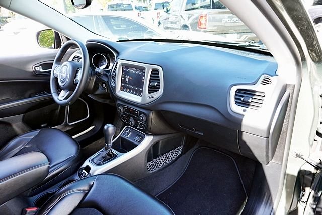 Used 2018 Green Jeep Latitude image 9