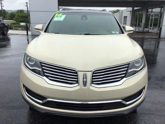Used 2016 Platinum Dune Metallic Lincoln Reserve image 3