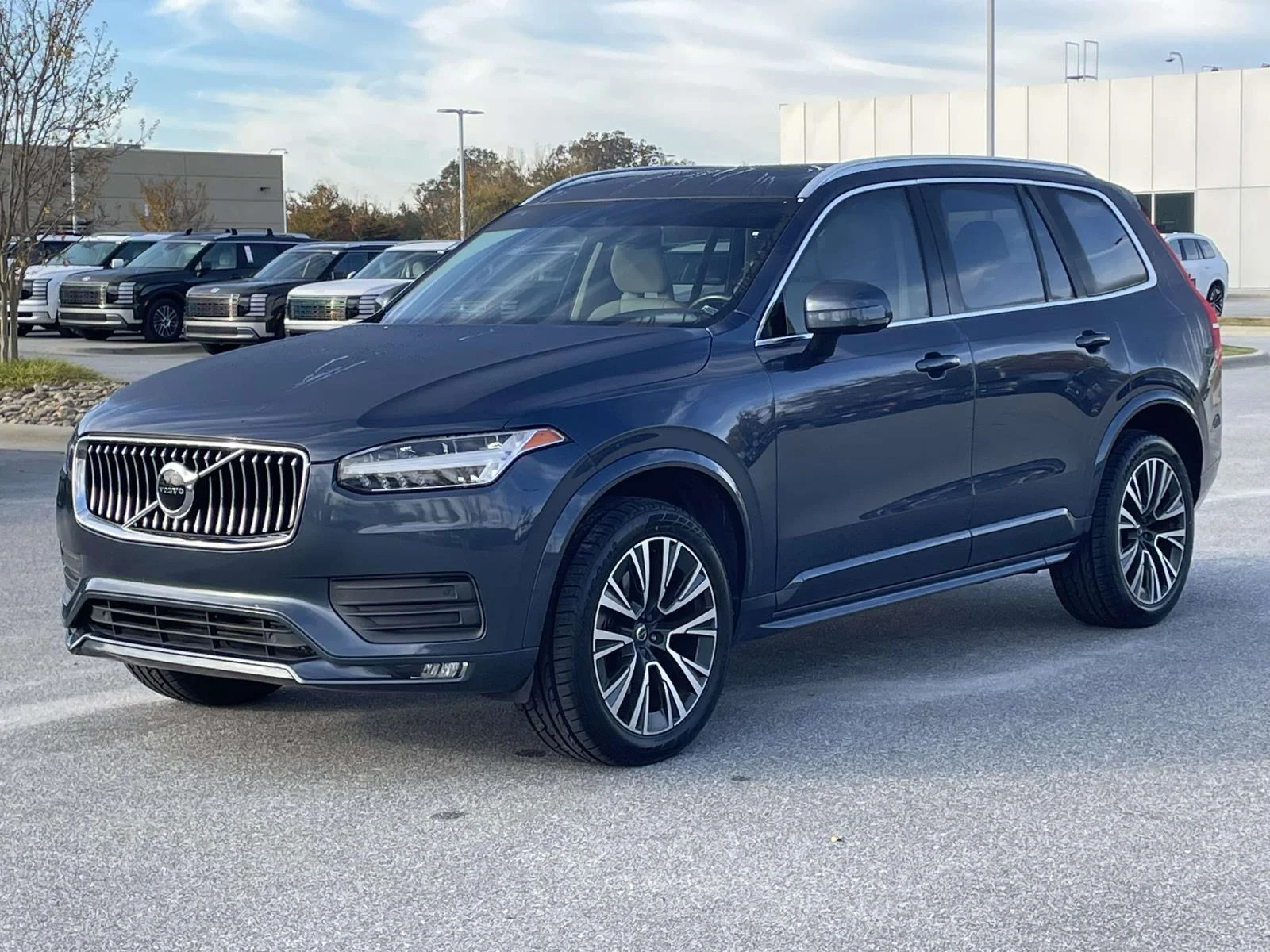 Used 2020 Denim Blue Metallic Volvo Momentum image 24