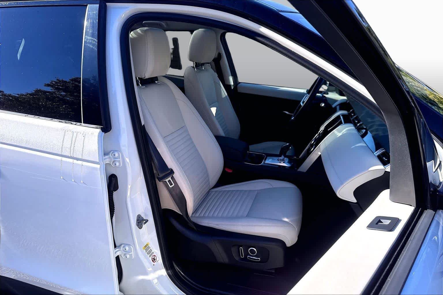 Used 2022 Fuji White Land Rover SE image 9