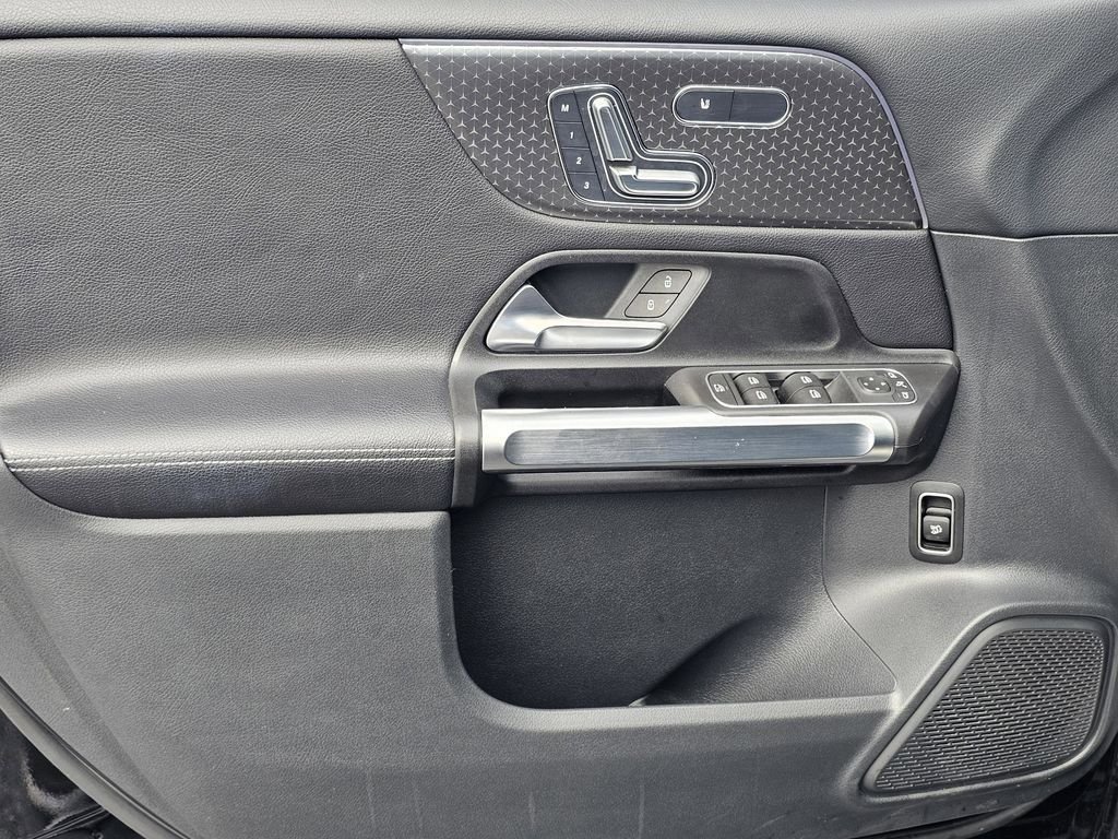 Used 2024  Mercedes-Benz GLB 250 image 14