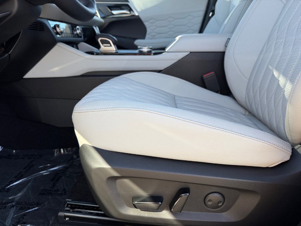 New 2026 White Diamond Mitsubishi SEL image 10