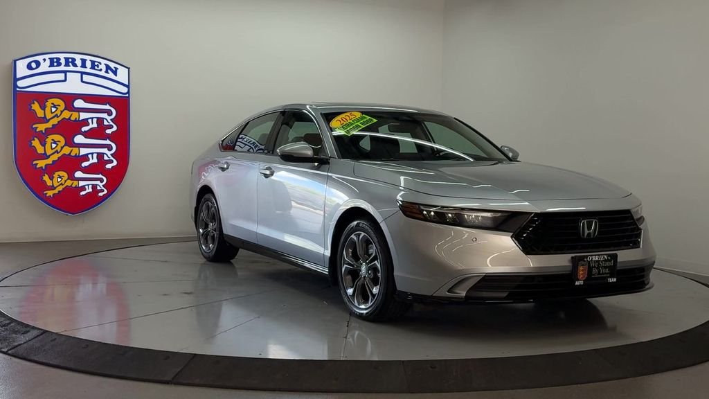Used 2025 Solar Silver Metallic Honda EX-L image 2