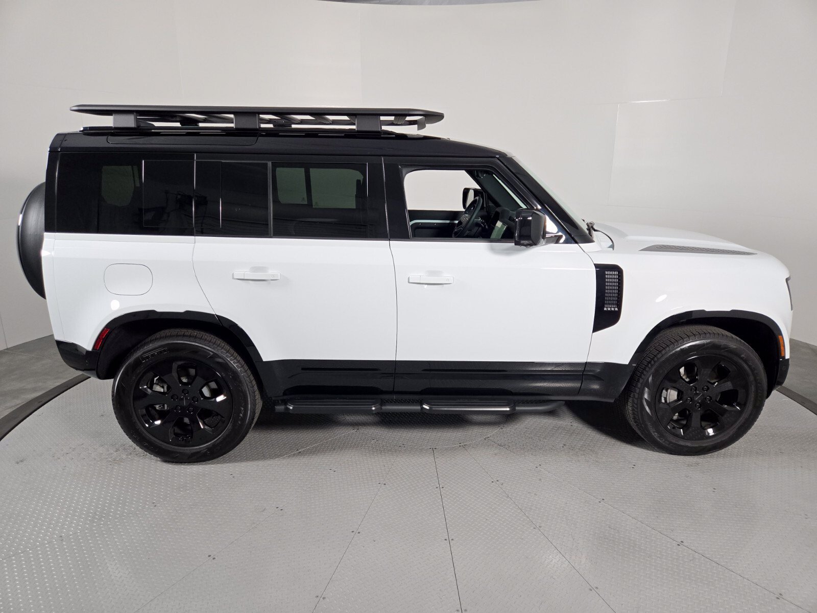 Used 2026 Fuji White Land Rover X-Dynamic SE image 4