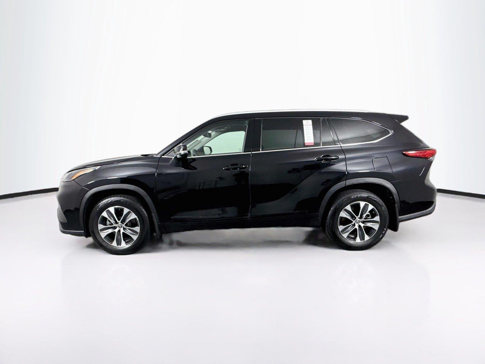 Used 2022 Midnight Black Metallic Toyota XLE image 13