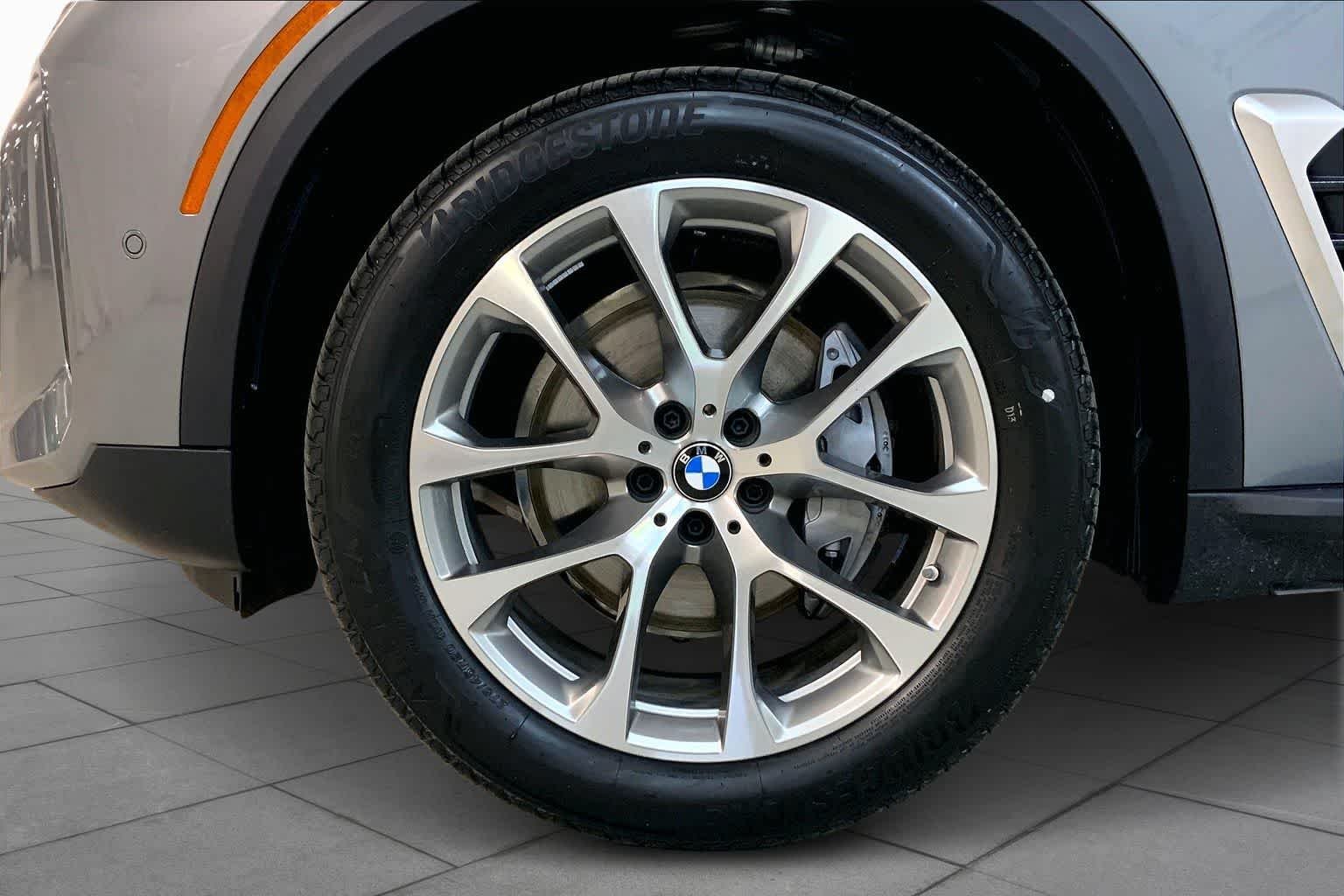 New 2026 Skyscraper Grey Metallic BMW xDrive40i image 11