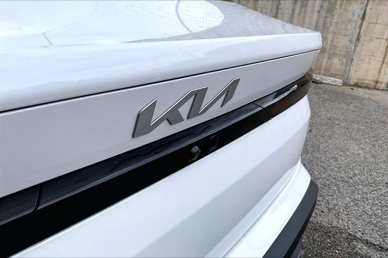Used 2025 Snow White Pearl Kia EX image 31