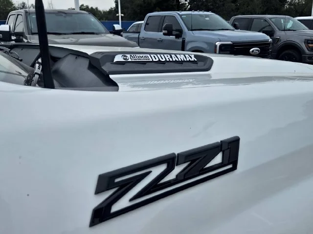 Used 2024 Summit White Chevrolet LT image 4