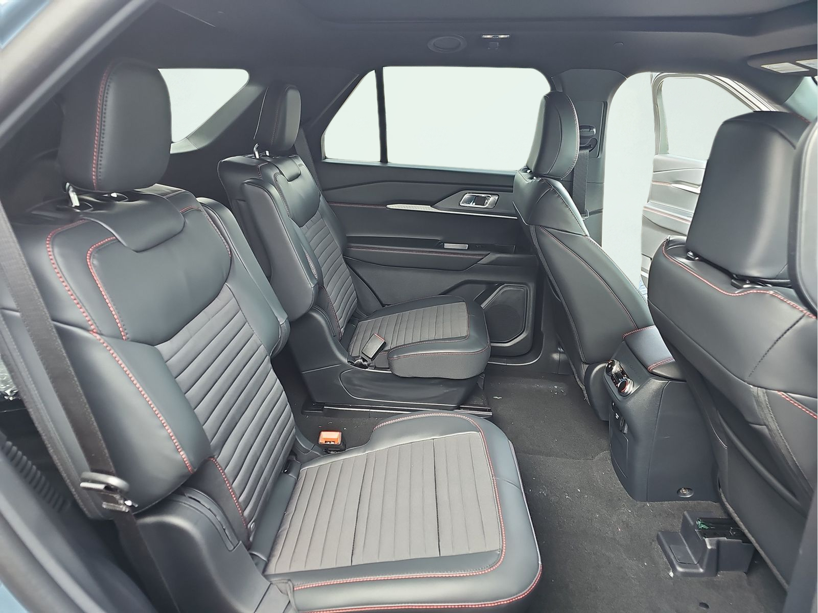 2026 Ford Explorer ST-Line - Photo 17