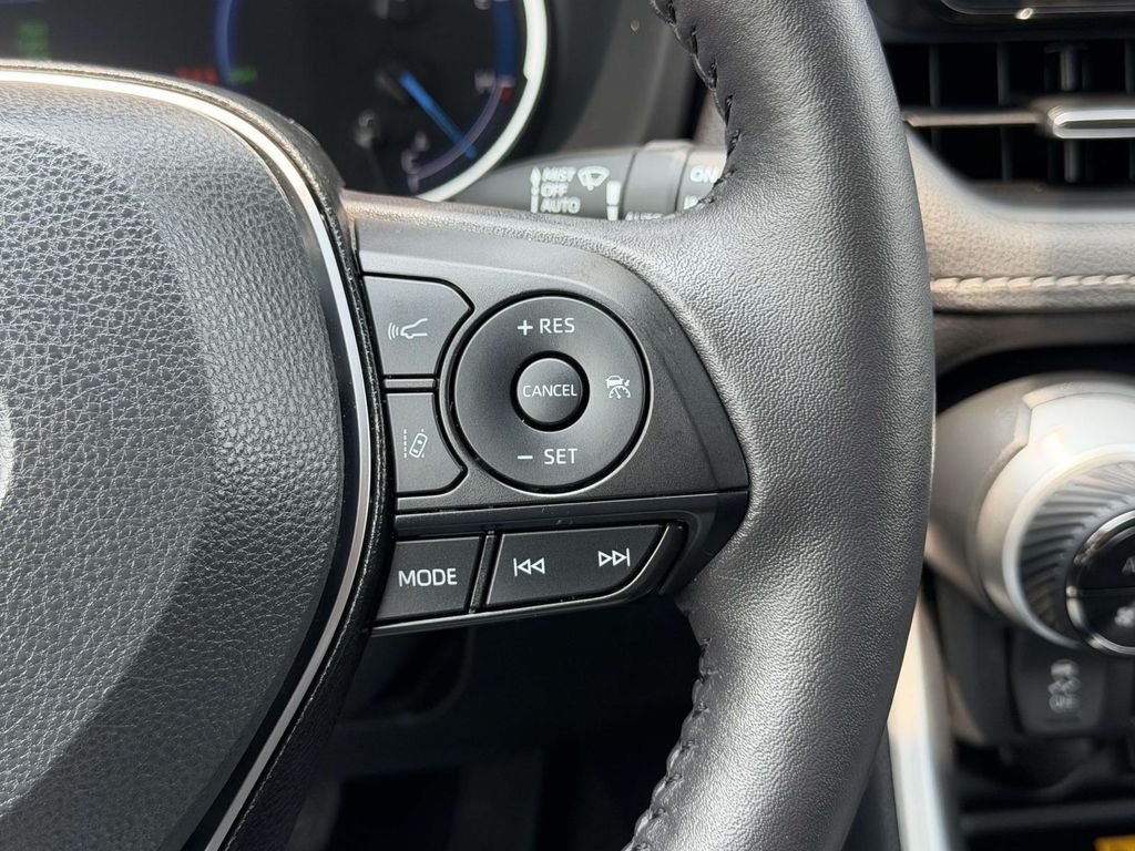 Certified Used 2025  Toyota XLE Premium image 10