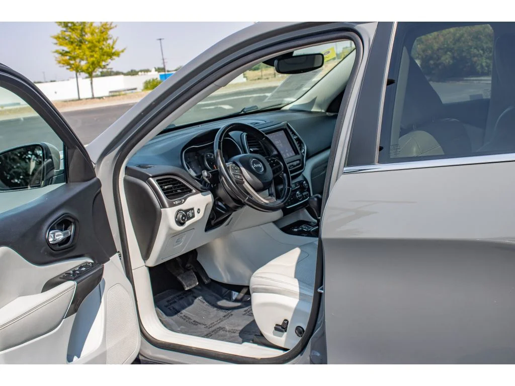 Used 2021 Sting-Gray Clearcoat Jeep Latitude Lux image 26