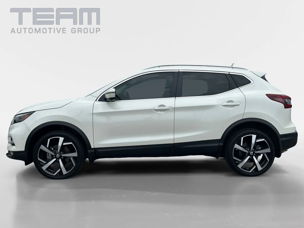 Used 2022 White Nissan SL image 4