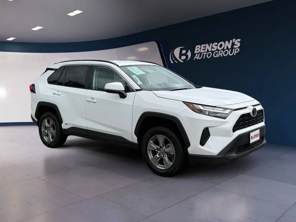 Used 2025 White Toyota XLE image 7