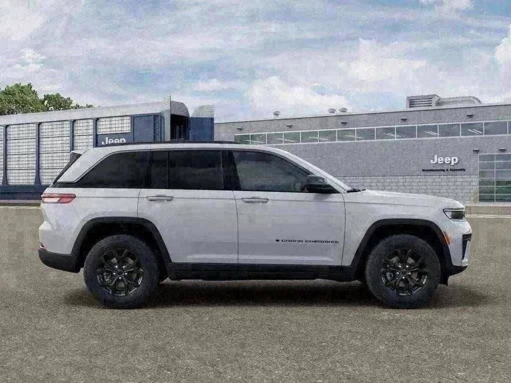 New 2026 Bright White Clear-Coat Exterior Paint Jeep Altitude image 33