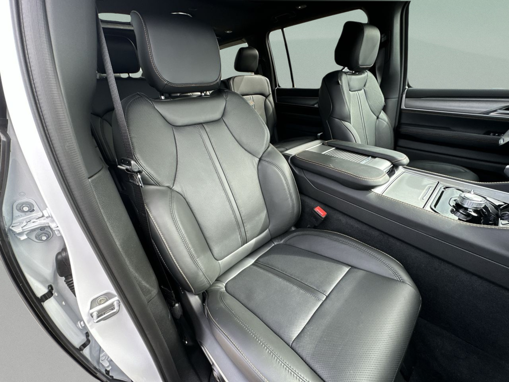 New 2026 Bright White Clearcoat Jeep  image 39