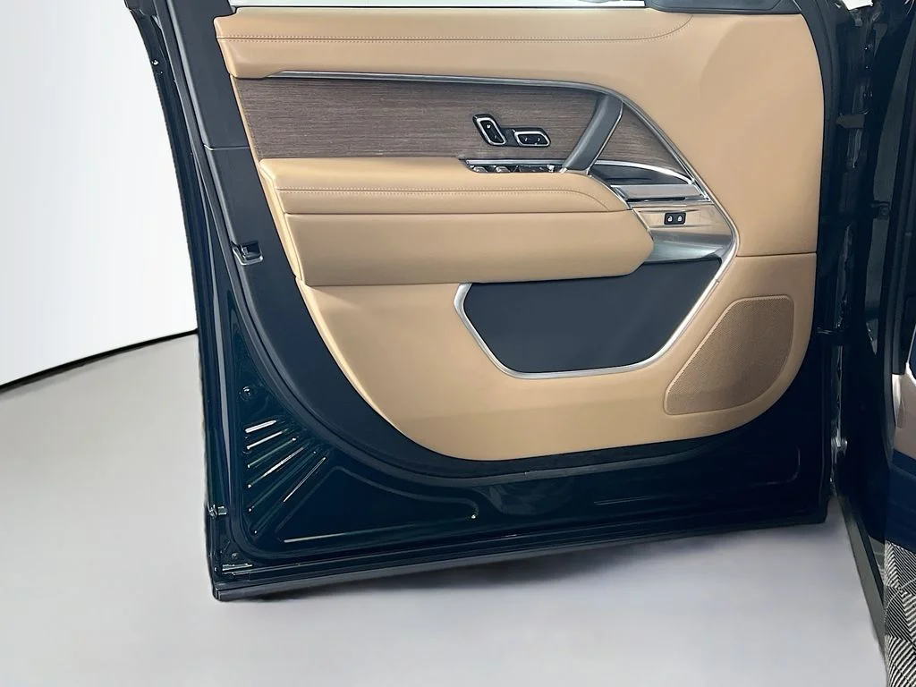 Certified Used 2025 British Racing Green SV Bespoke Ultra Met Gloss Land Rover SE image 18