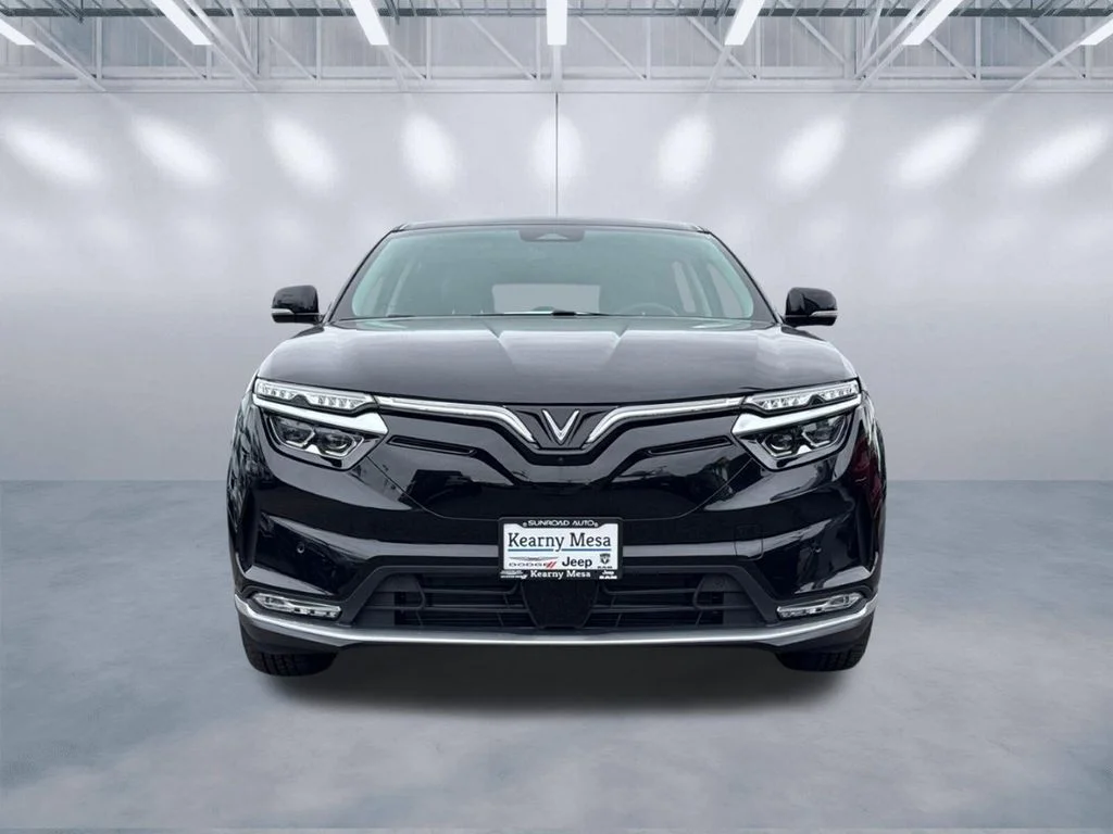 2025 VinFast VF 8 Eco - Photo 2