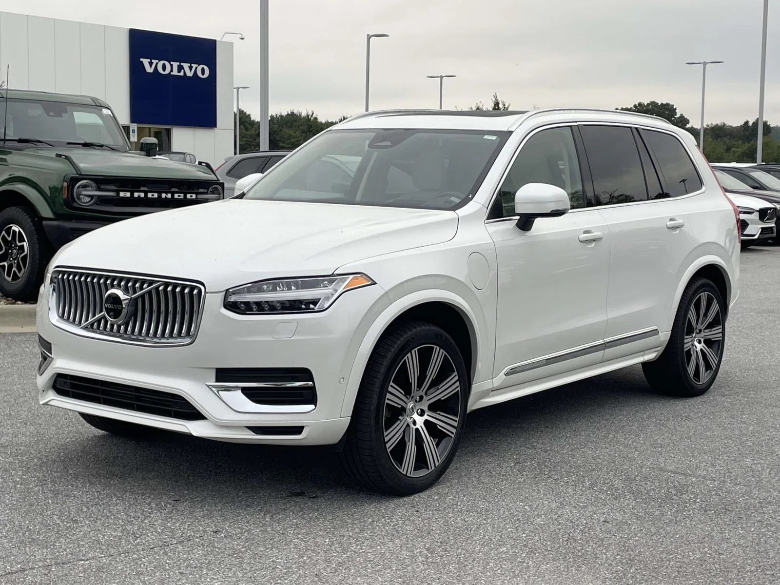 Used 2024 Crystal White Metallic Volvo Ultimate Bright Theme image 24