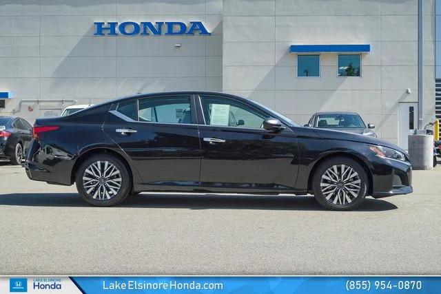 Used 2024 Super Black Nissan 2.5 SV image 6