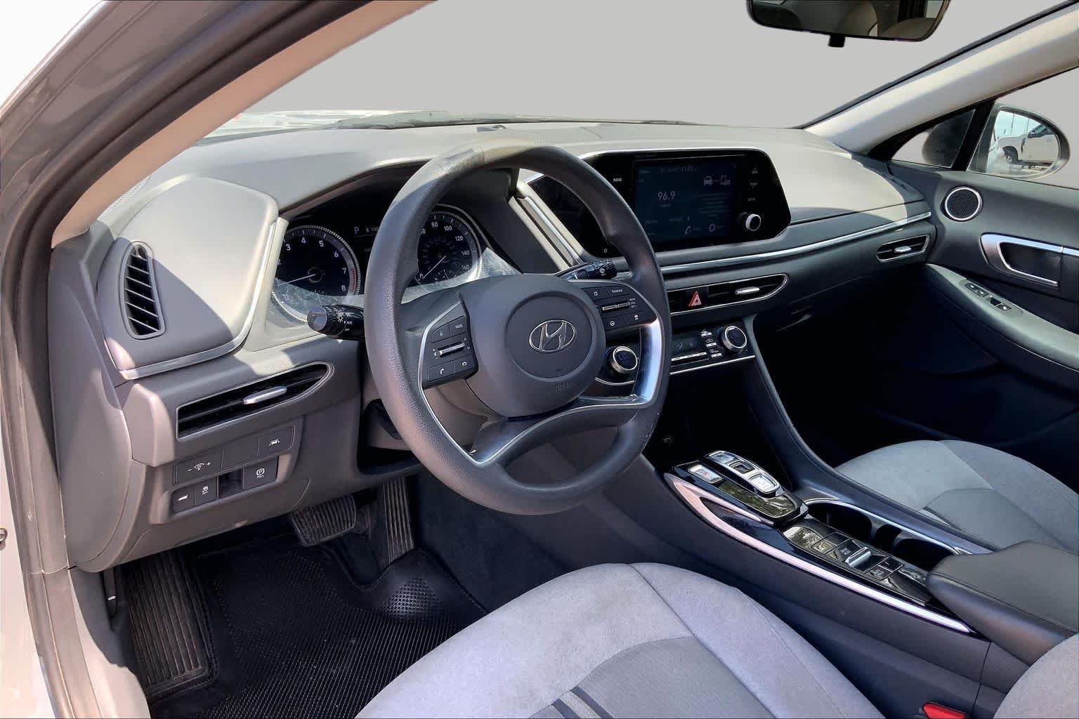 Used 2020 Hampton Gray Hyundai SEL image 17