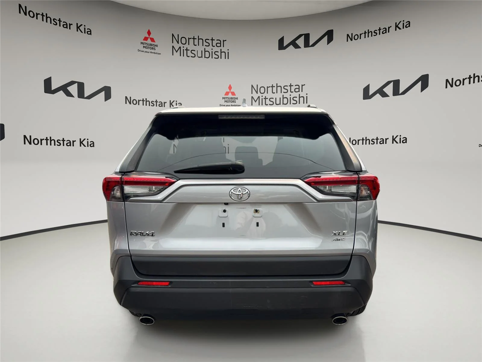 Used 2019 Silver Sky Metallic Toyota XLE Premium image 4