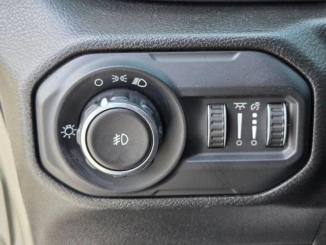 Used 2022  Jeep Sport image 26
