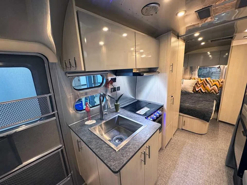Used 2022 SILVER AIRSTREAM  image 11