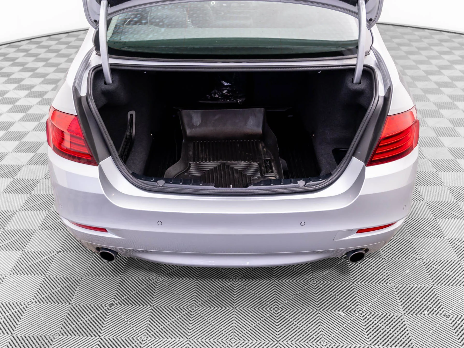 Used 2016 Silver BMW 535i xDrive image 36