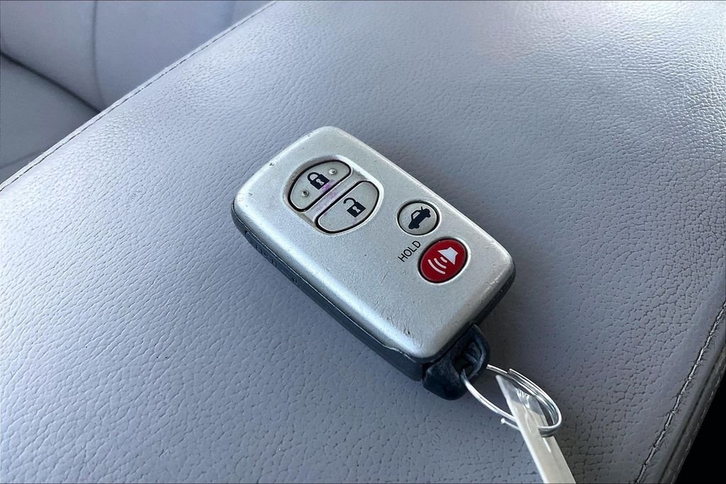 Used 2007 White Toyota Base image 10