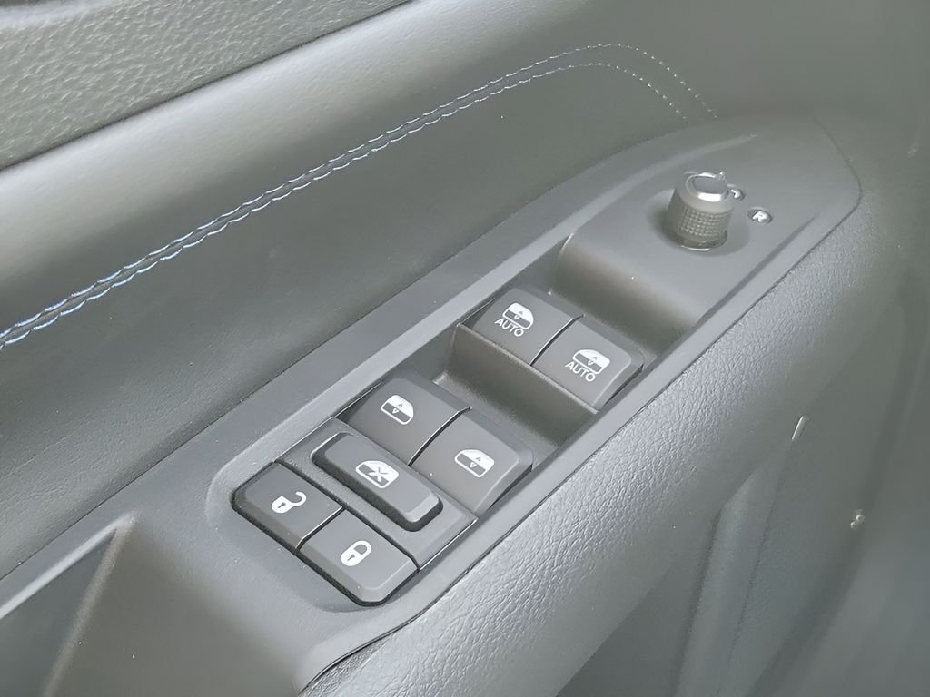 New 2026 Bright White Clear-Coat Exterior Paint Jeep Latitude image 33