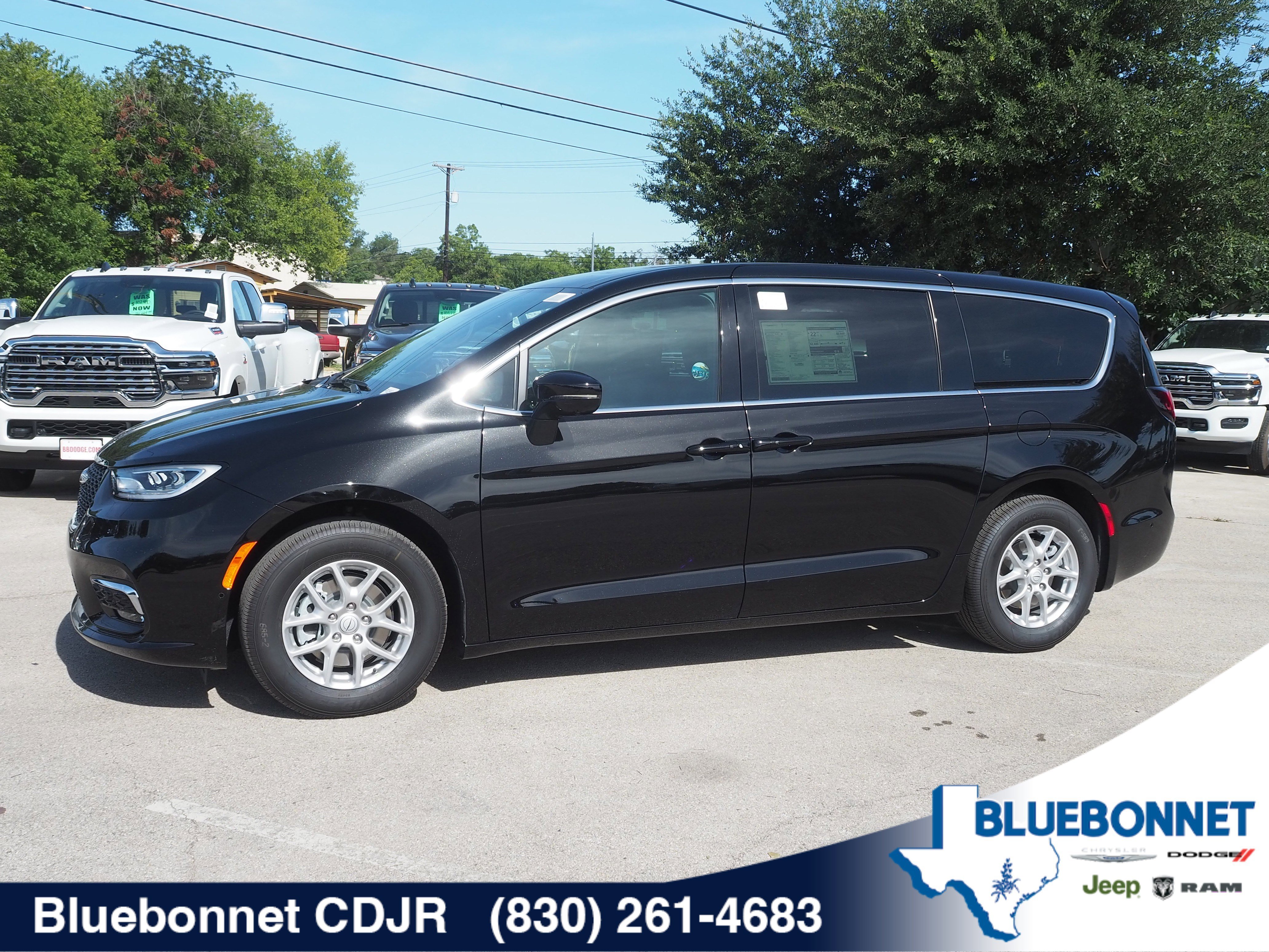 2025 Chrysler Pacifica Select's photo