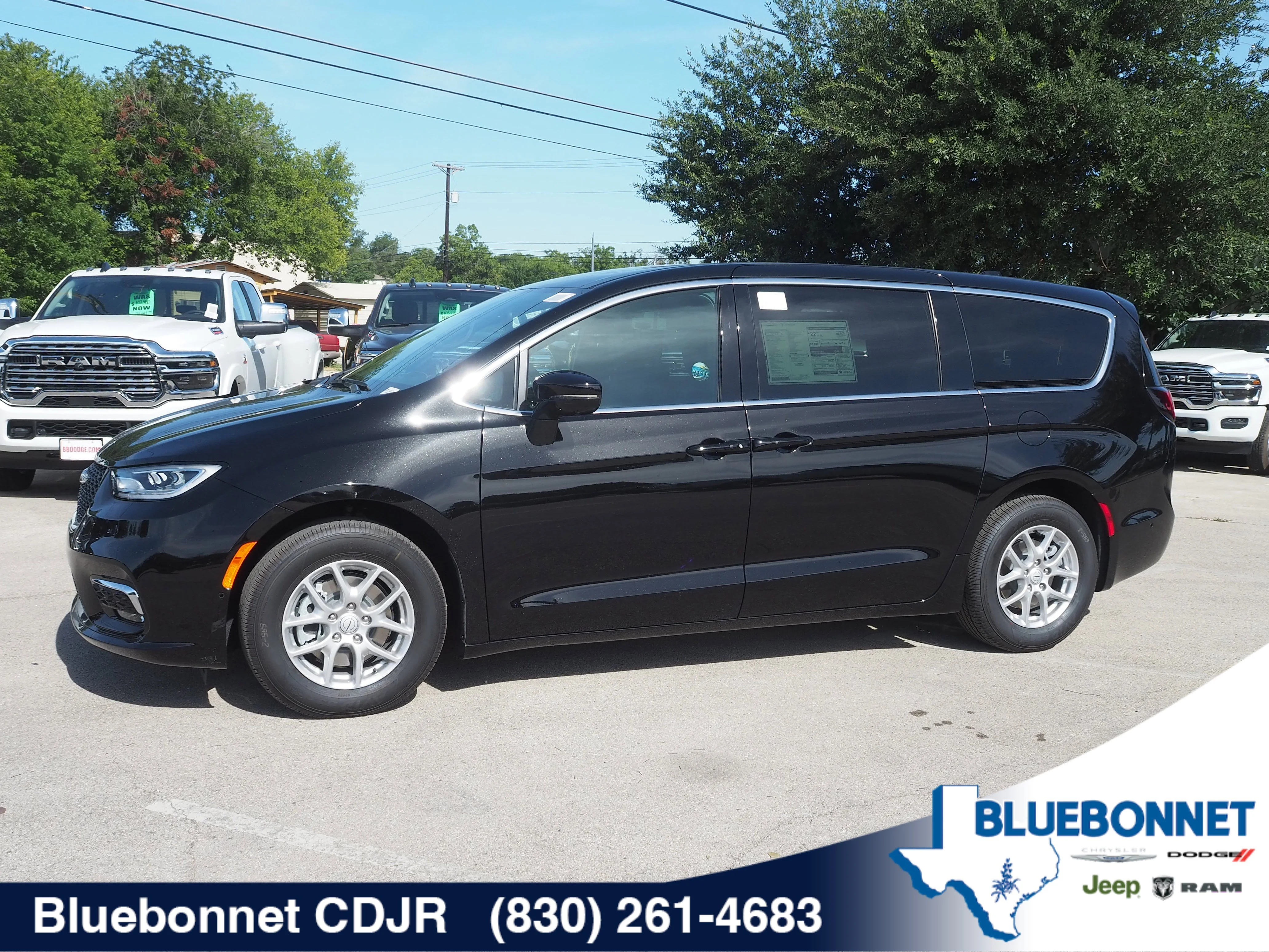 2025 Chrysler Pacifica Select's photo