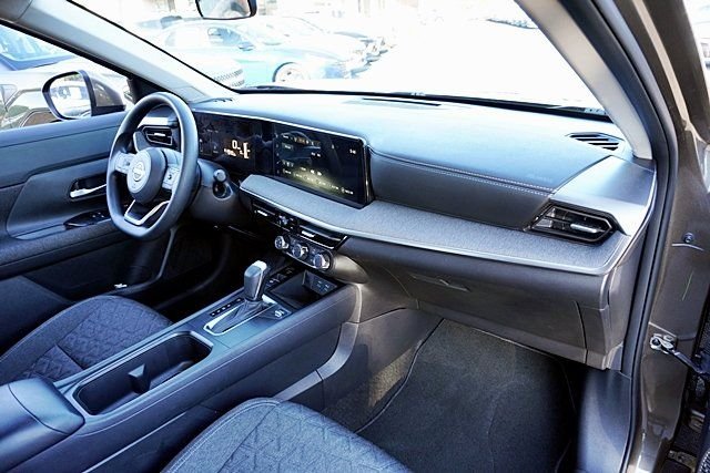 Used 2025 Brown Nissan SV image 9