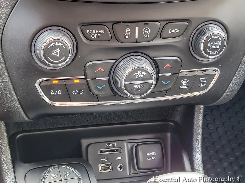 Used 2017 Billet Silver Metallic Clearcoat Jeep Trailhawk L Plus image 14