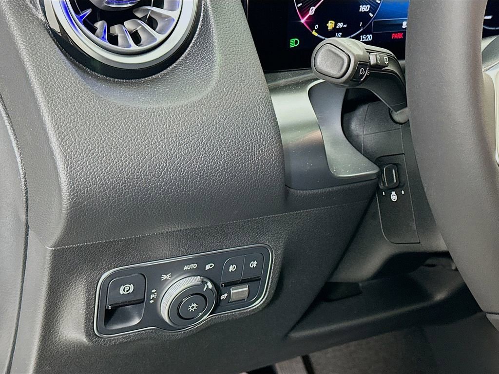 New 2026 Polar White Mercedes-Benz GLB 250 image 42