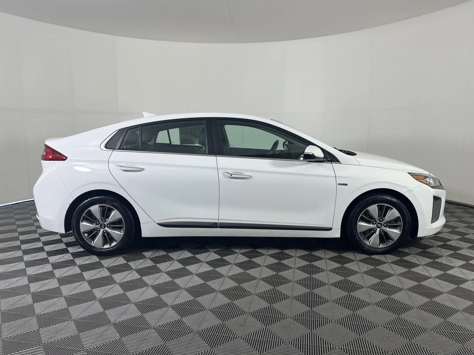 Used 2019 Ceramic White Hyundai Limited image 2