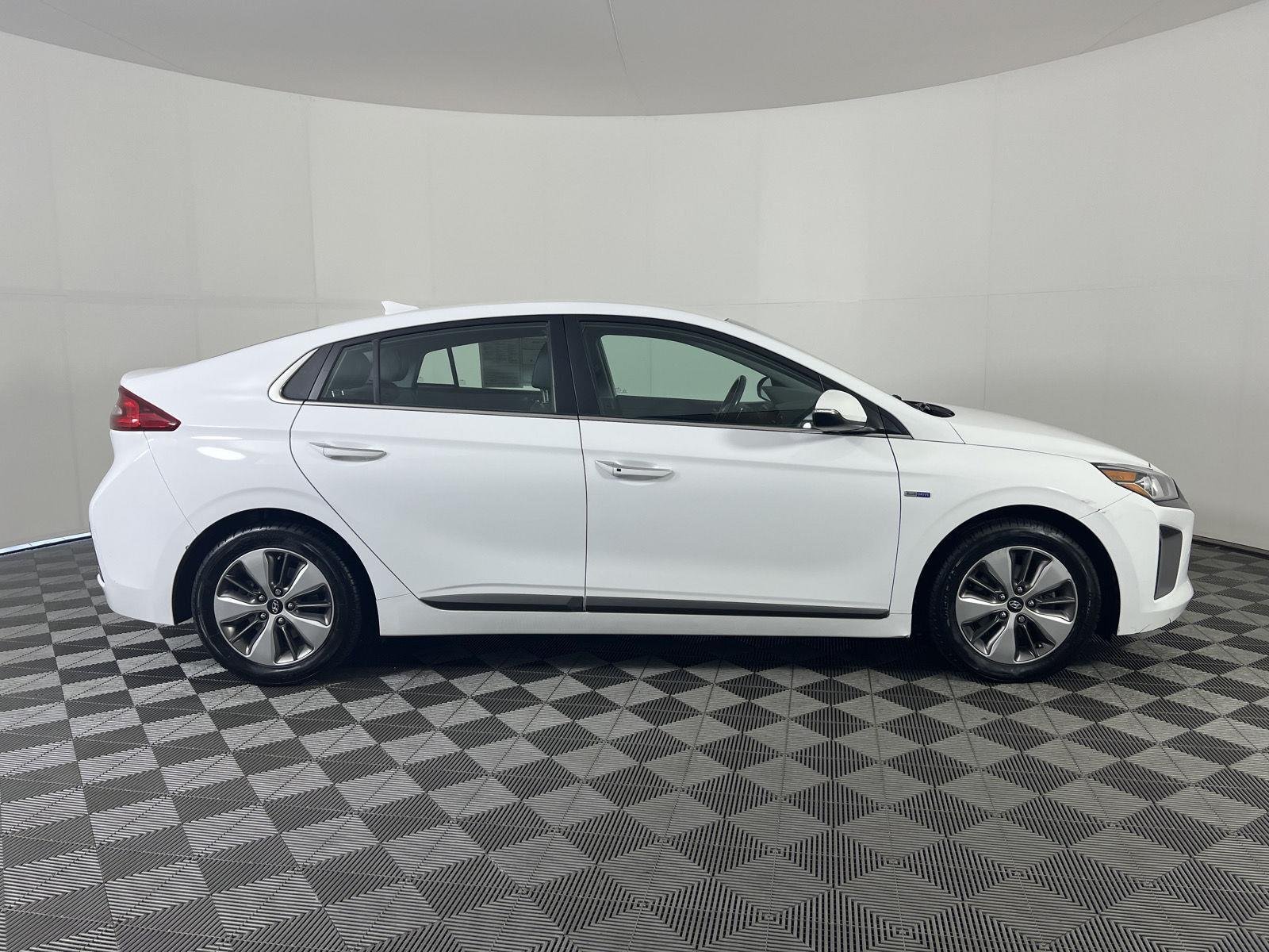 Used 2019 Ceramic White Hyundai Limited image 2
