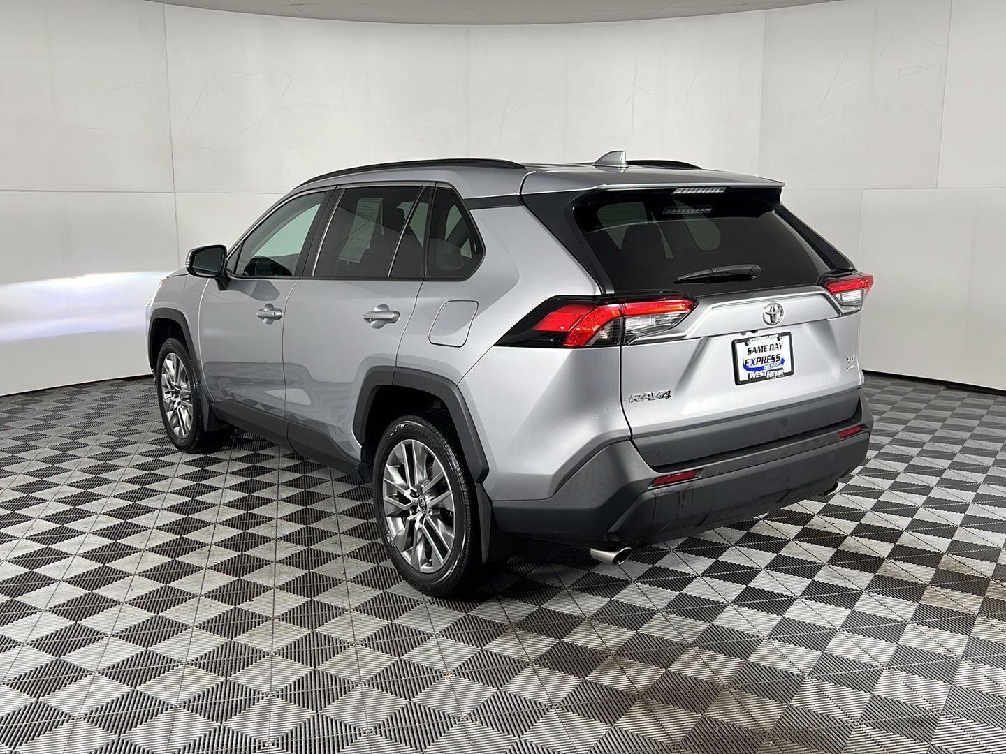 Used 2023 Silver Sky Metallic Toyota XLE Premium image 5