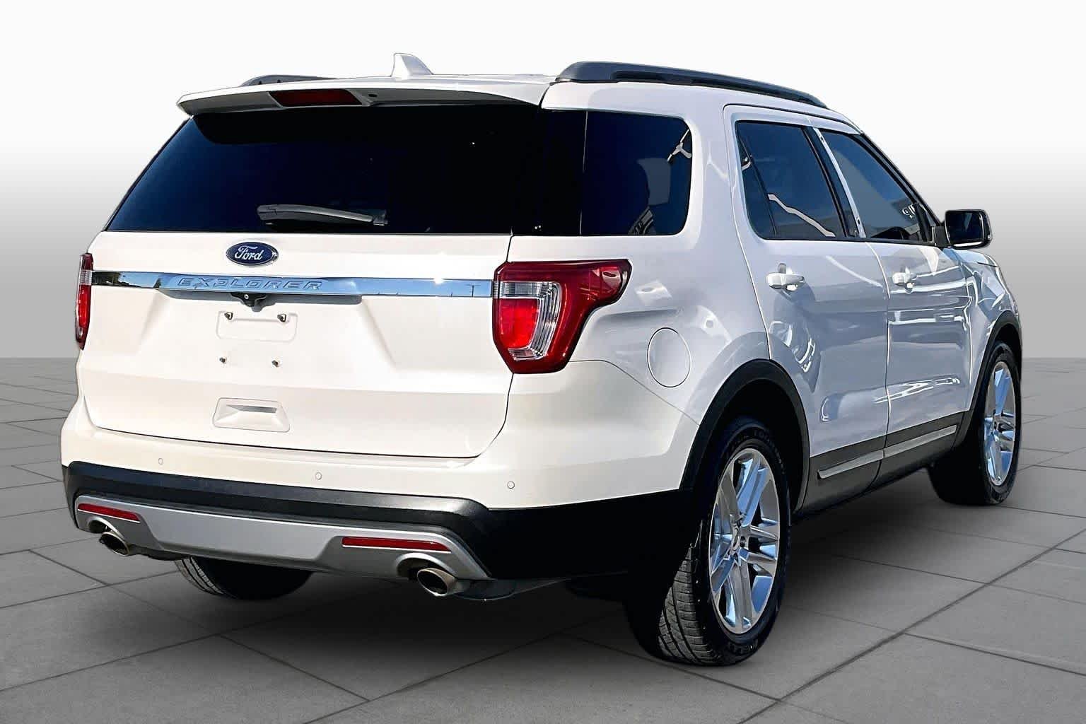Used 2017 White Platinum Metallic Tri-Coat Ford XLT image 12