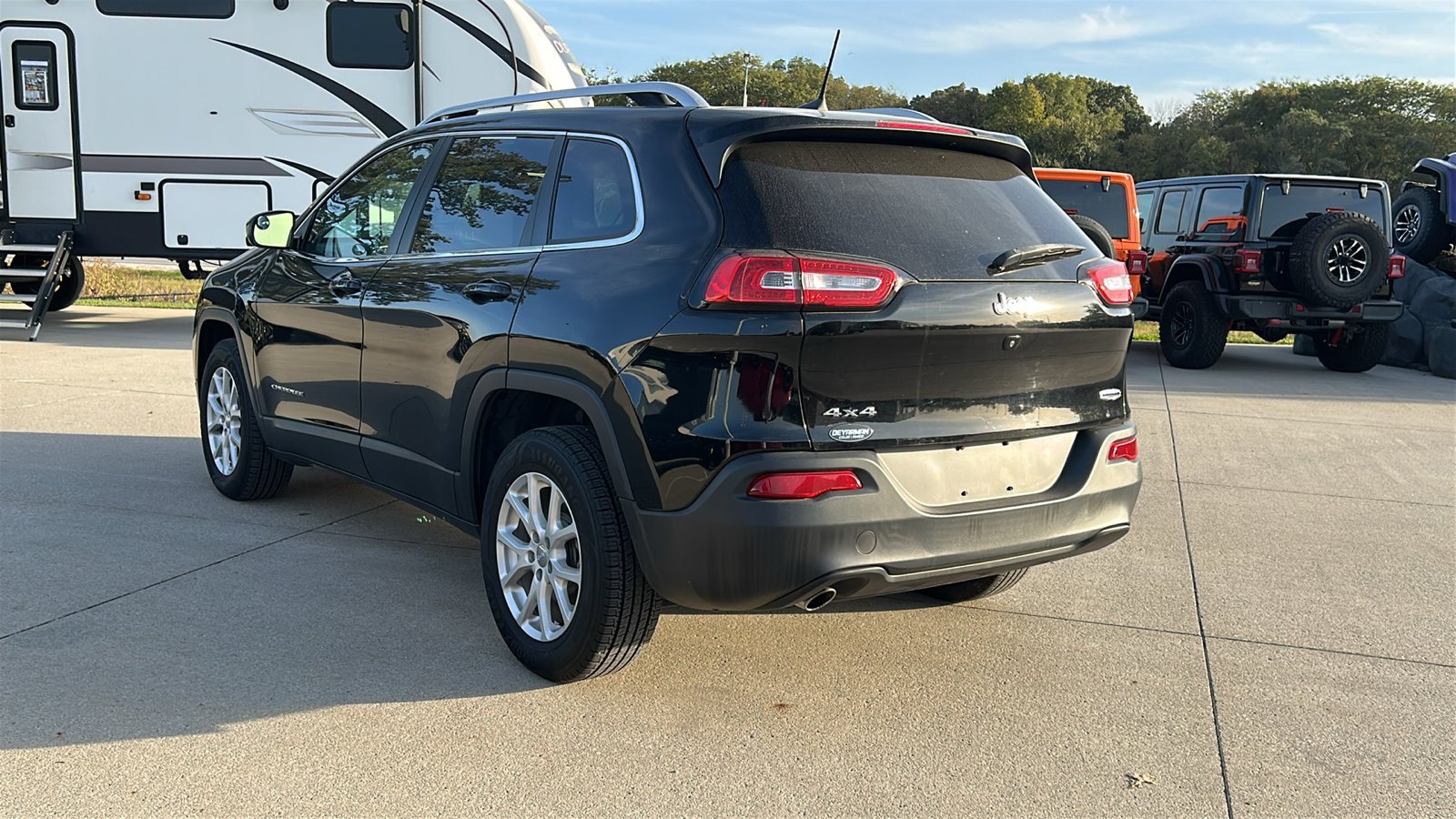 Used 2017 Black Jeep Latitude image 6